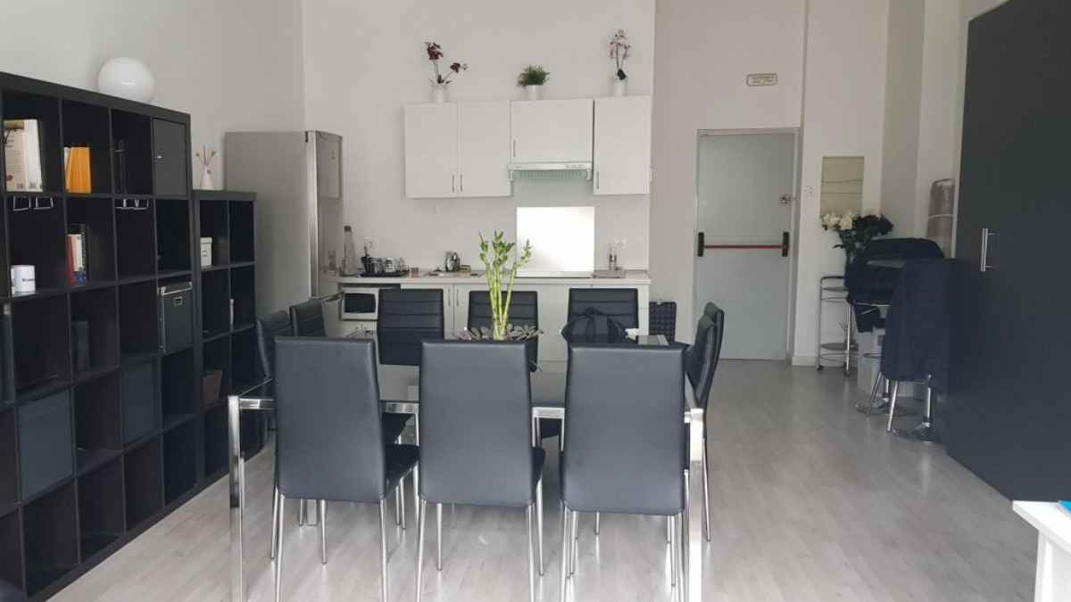 Interior de loft moderno en Carabanchel con cocina americana y zona de comedor.