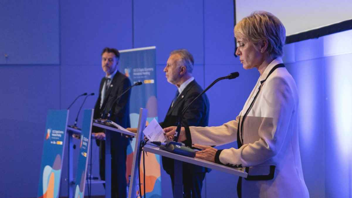 Representantes institucionales durante una comparecencia sobre los cambios que la OCDE plantea en el subsidio para mayores de 52 años.