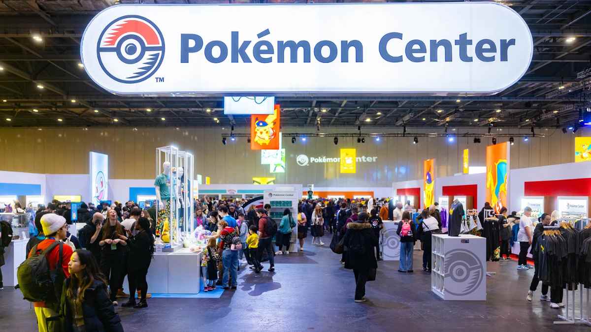 Stand del Pokémon Center durante el Campeonato Internacional Pokémon de Europa, con asistentes y merchandising oficial.