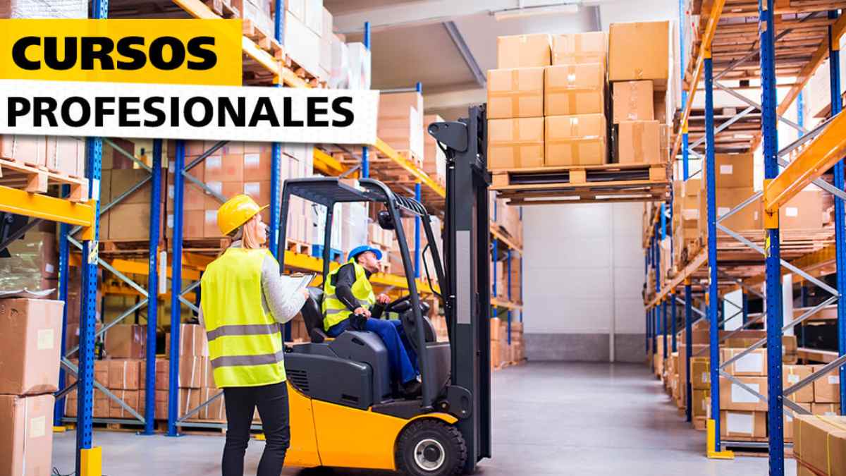 Operario realizando un curso gratuito para obtener el carnet de carretillero en un almacén de Madrid.