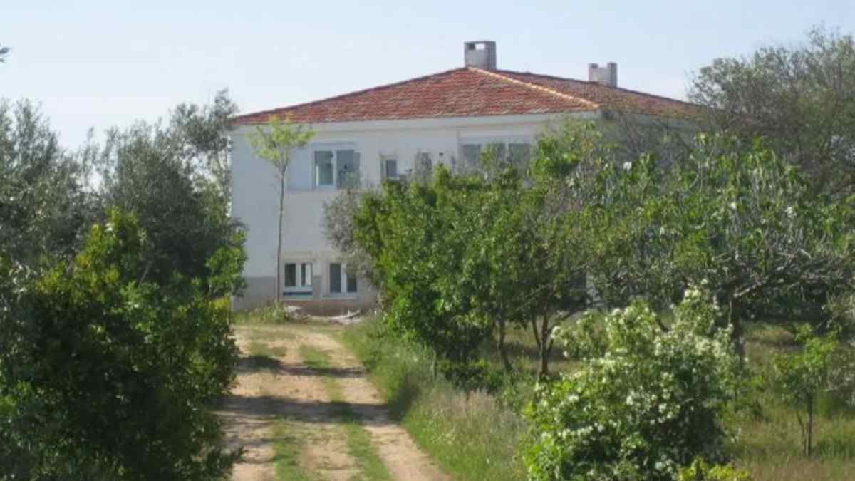 Casa de campo en Chinchón rodeada de vegetación y gran parcela.