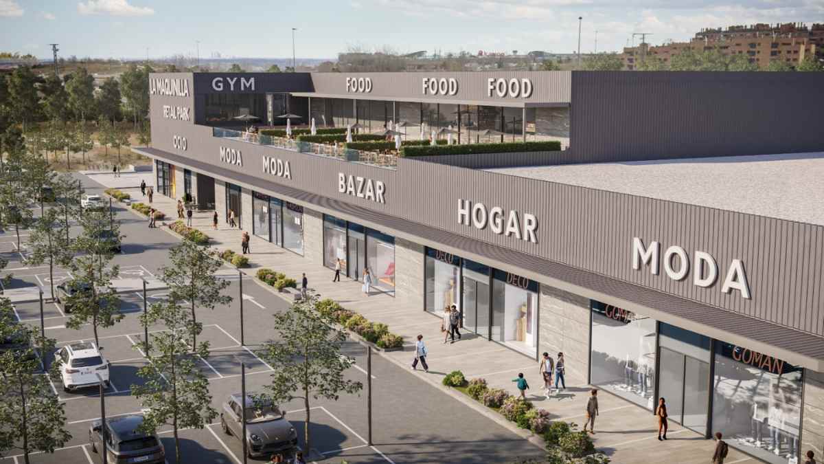 Centro comercial Retail Park La Maquinilla en Colmenar Viejo con fachada de tiendas y zona de restauración superior.
