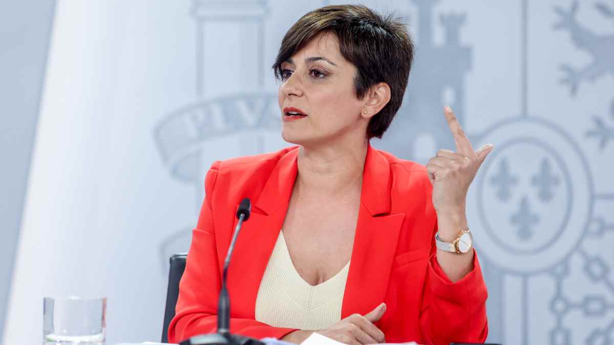 Representante institucional durante una comparecencia sobre la cobertura estatal de impagos de alquiler.