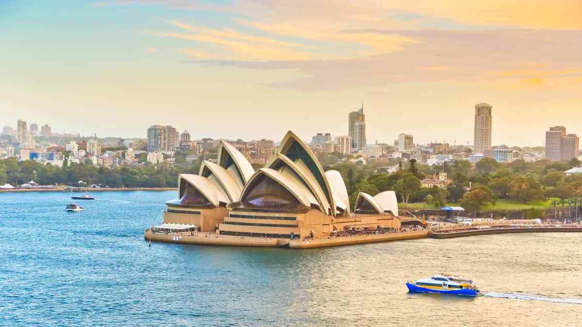 Ópera de Sídney, Australia, destino elegido por jóvenes españoles para trabajar y ganar hasta 40 dólares la hora.