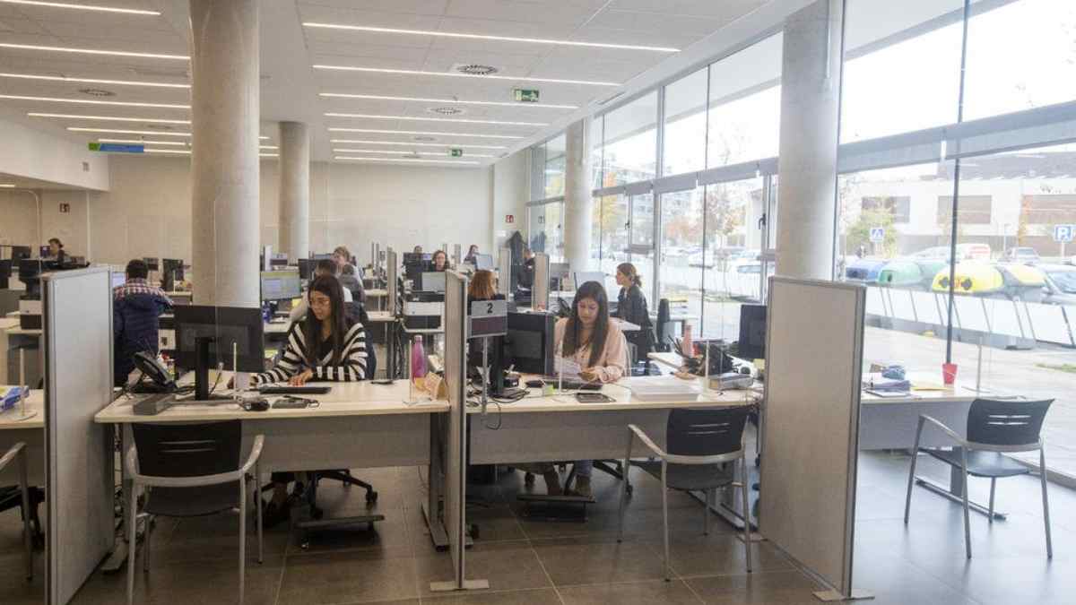 Oficina del SEPE con personas realizando gestiones relacionadas con el cobro del subsidio por desempleo.