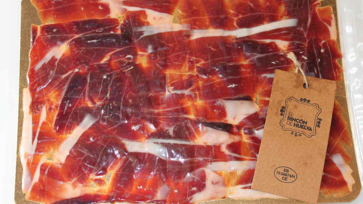 Jamón ibérico loncheado y envasado al vacío, una opción recomendada por la OCU para ahorrar en Navidad.