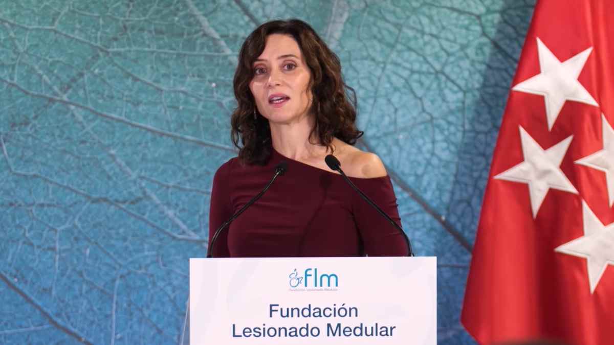 Presidenta de la Comunidad de Madrid durante un acto sobre políticas de atención a la dependencia.