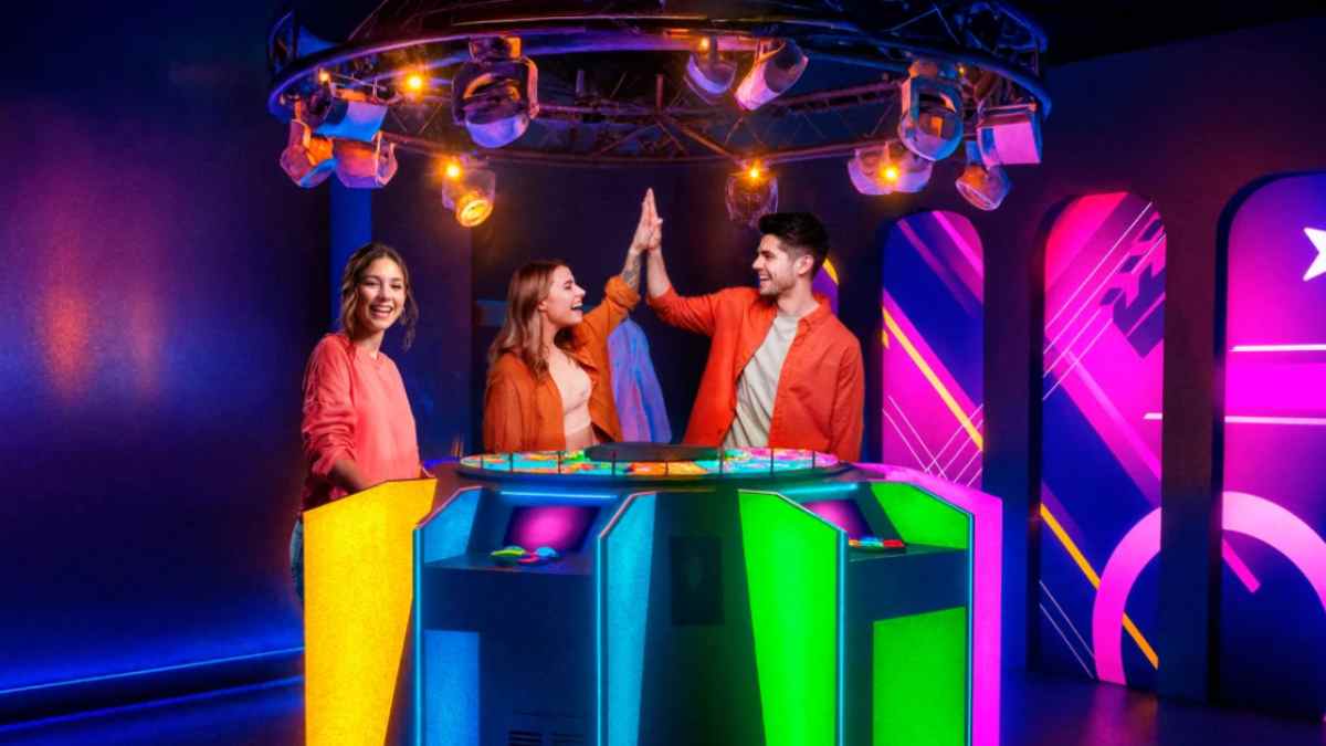 personas jugando en el plató de BuzzAttack en Madrid con luces y atriles de concurso.