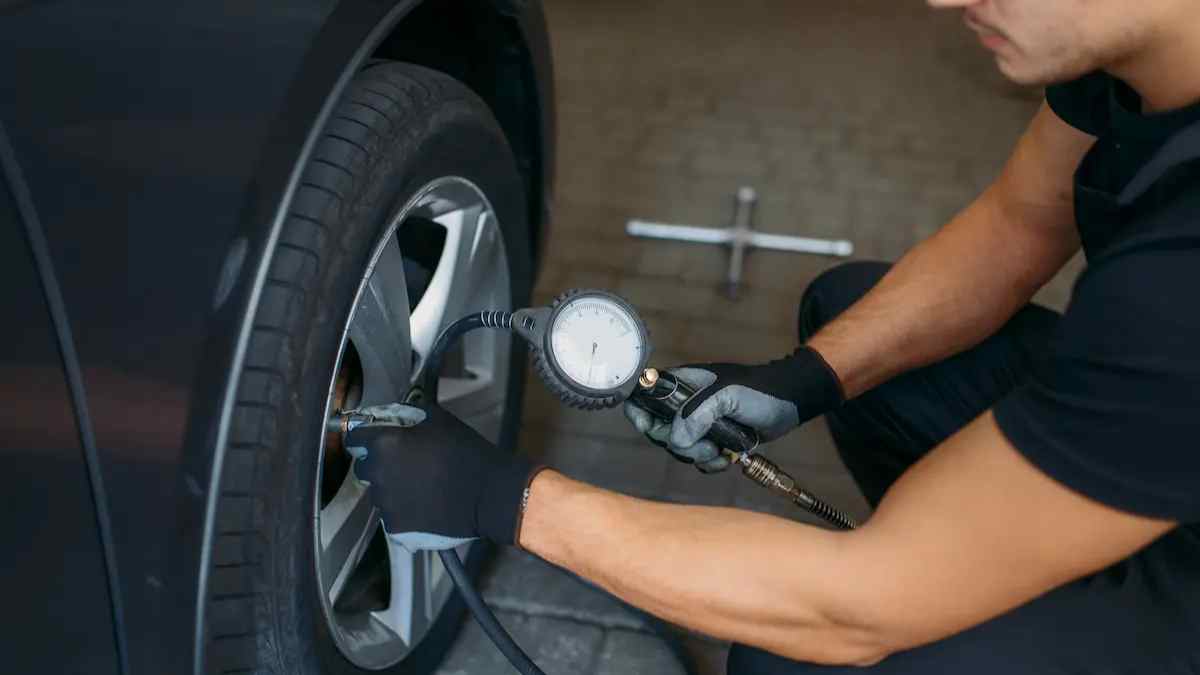 revisión de presión de neumáticos en un coche para conducir seguro en invierno.