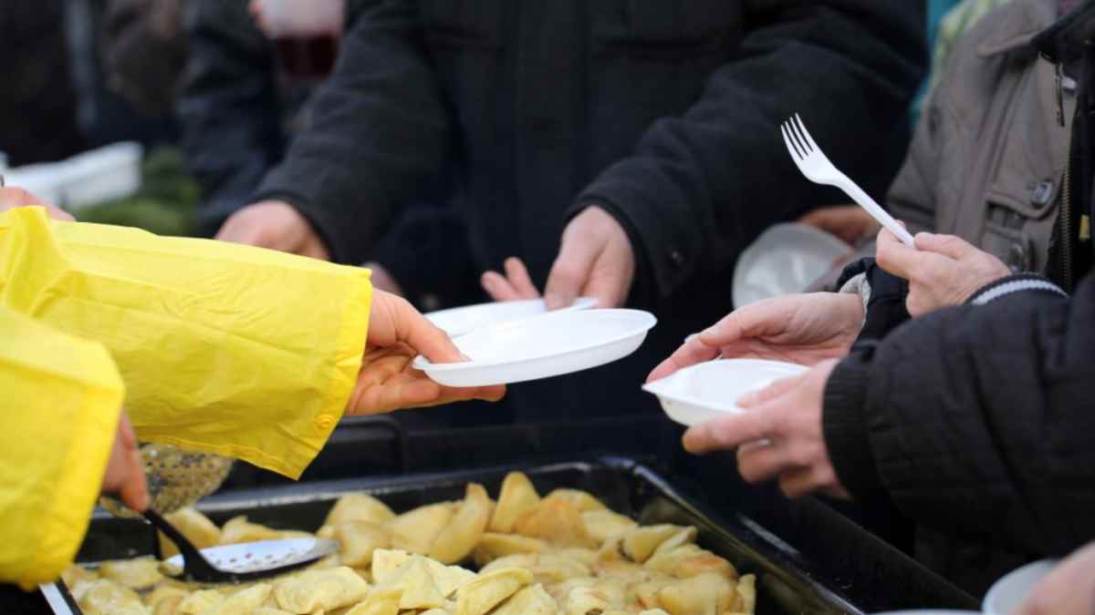 Reparto de comida en un recurso social para atender urgencias y apoyar a personas vulnerables.