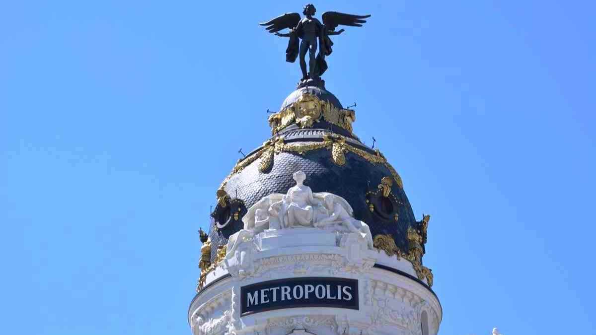 Cúpula del edificio Metrópolis en la Gran Vía de Madrid que reabrirá como club privado de lujo.
