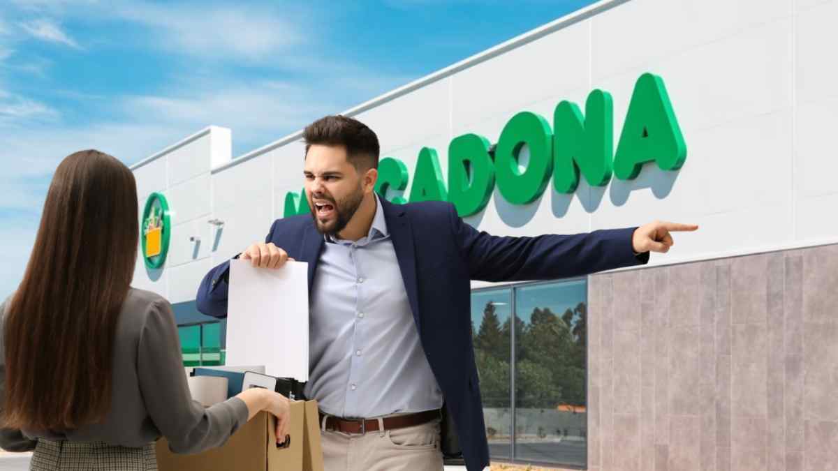 Supervisor de Mercadona comunicando un despido frente al supermercado.