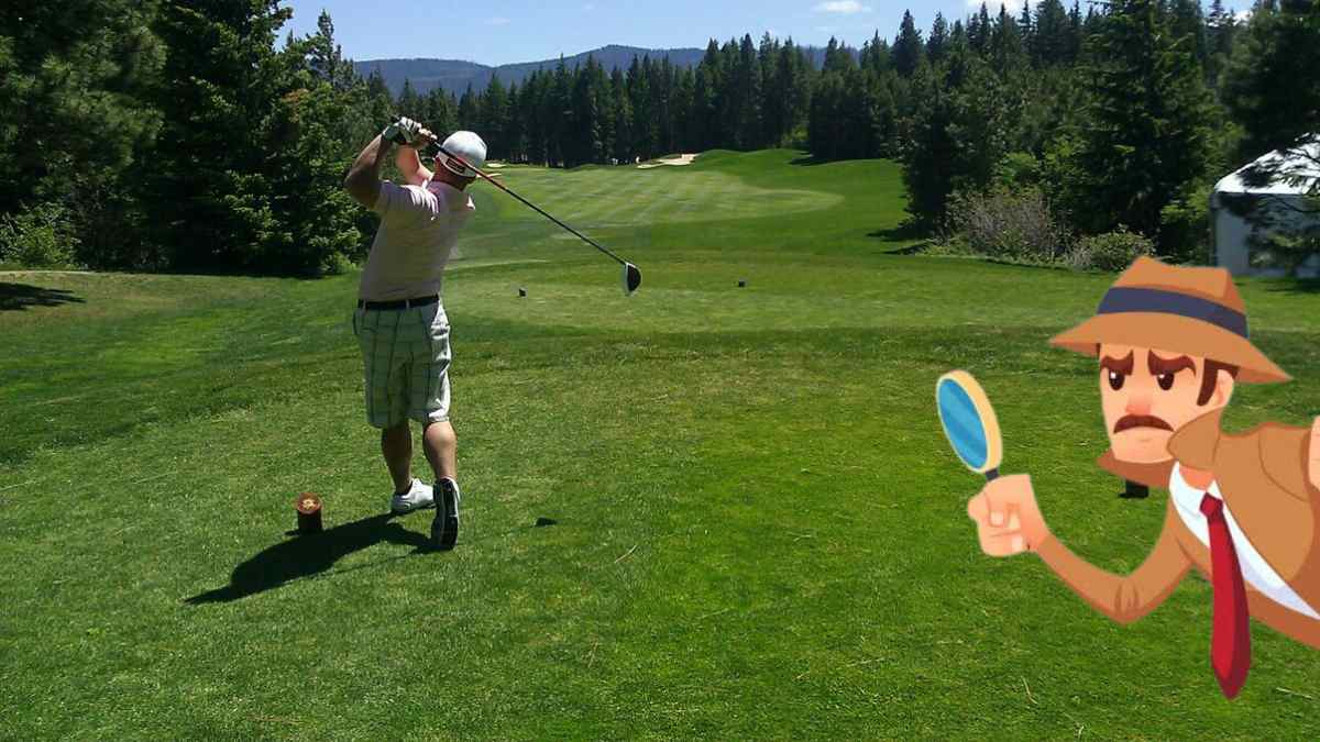 Trabajador jugando al golf observado por detective en un club privado.