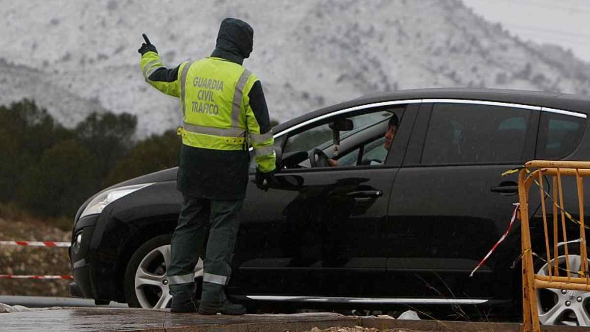 Control de la Guardia Civil revisando un coche por la ITV y la pegatina del parabrisas.