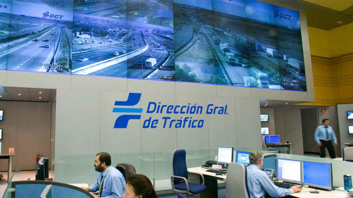 Centro de control de la DGT durante la supervisión del tráfico en carretera.