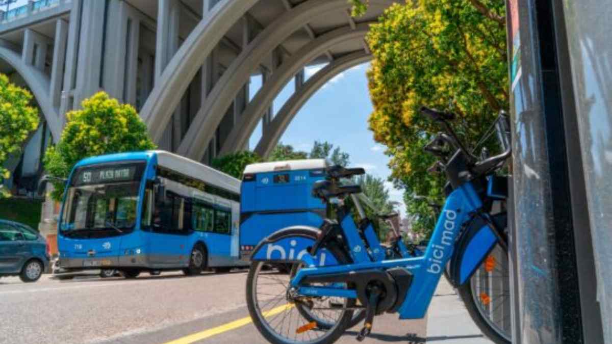 Autobús de EMT Madrid junto a bicicletas de bicimad por el nuevo billete virtual BicibúsEMT.