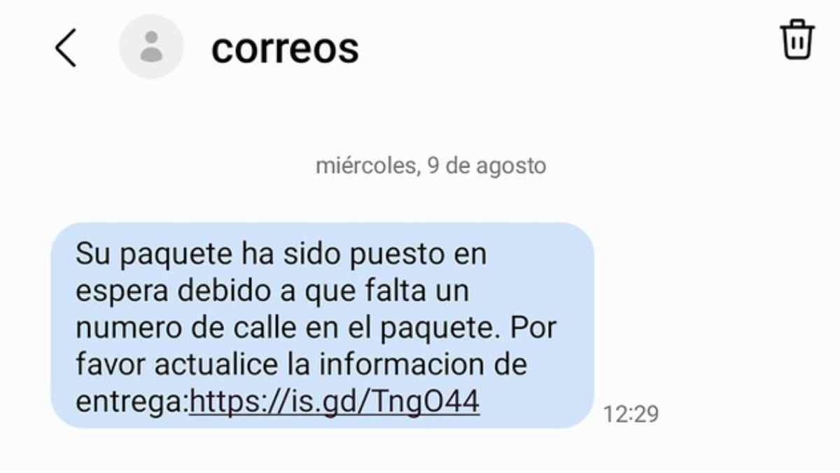 SMS falso que suplanta a Correos pidiendo actualizar información de entrega.