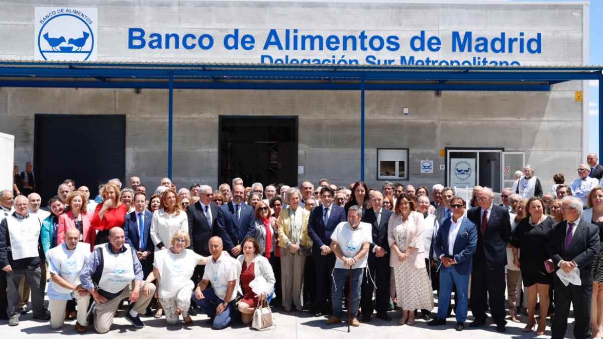 Representantes del Banco de Alimentos de Madrid en un acto institucional relacionado con la donación de excedentes de comida de hospitales públicos.