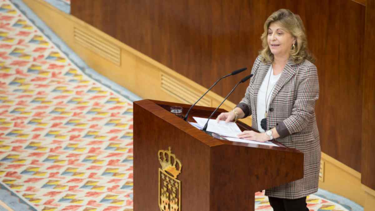 Representante del Ayuntamiento de Madrid anunciando la fecha de pago de la subida salarial a empleados municipales.