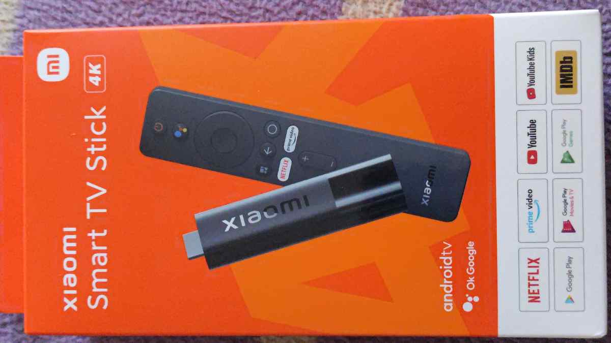 Xiaomi Smart TV Stick 4K en su caja junto al mando a distancia.