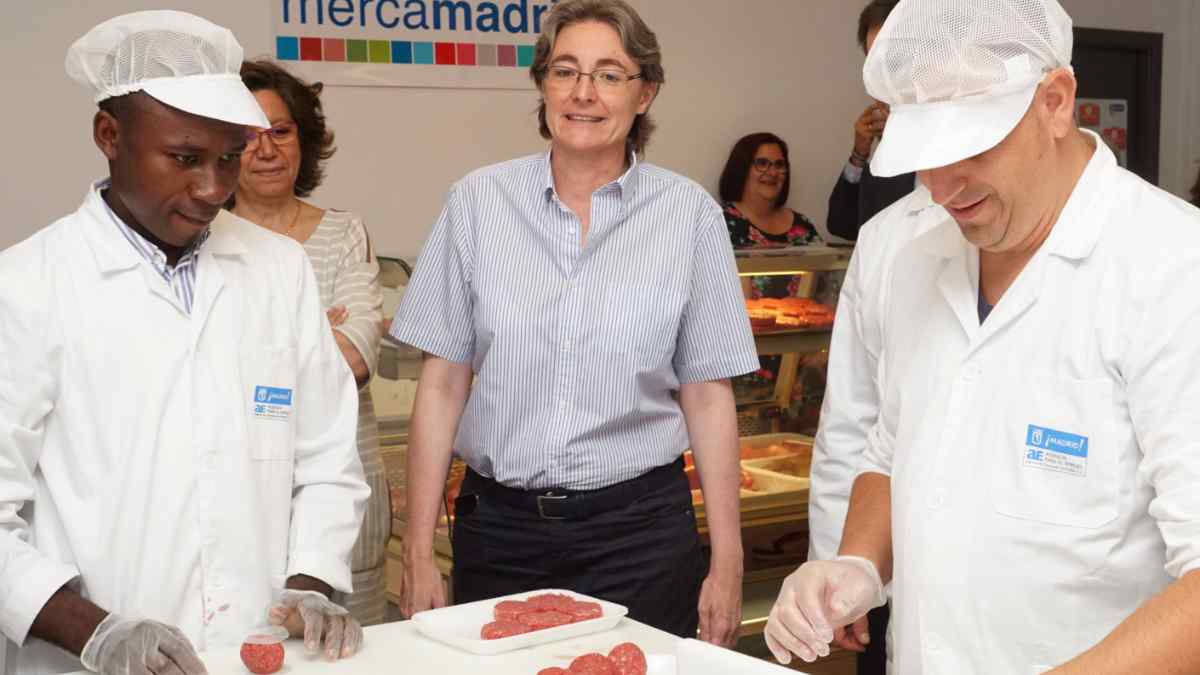 Alumnos del curso de carnicería de Mercamadrid realizando prácticas durante la formación gratuita del Ayuntamiento.