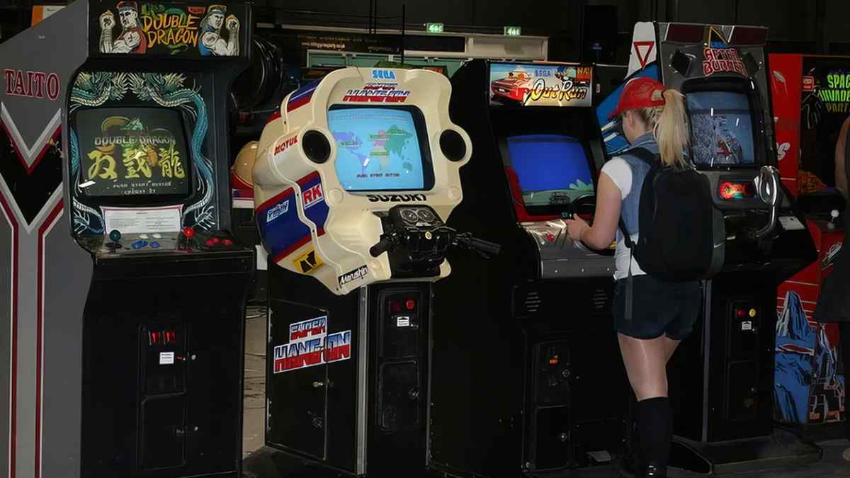 Zona de máquinas arcade retro con una persona jugando en el Salón del Videojuego de Madrid.