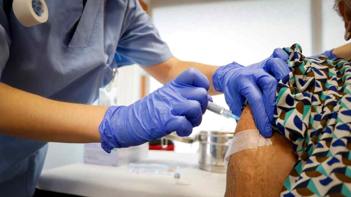 Vacunación contra la gripe en una persona mayor en la Comunidad de Madrid ante el alto nivel de circulación viral.