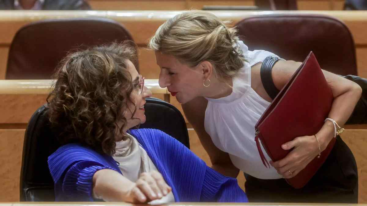 Representantes del Gobierno conversan en el Congreso durante el debate sobre la deducción del IRPF para el salario mínimo.