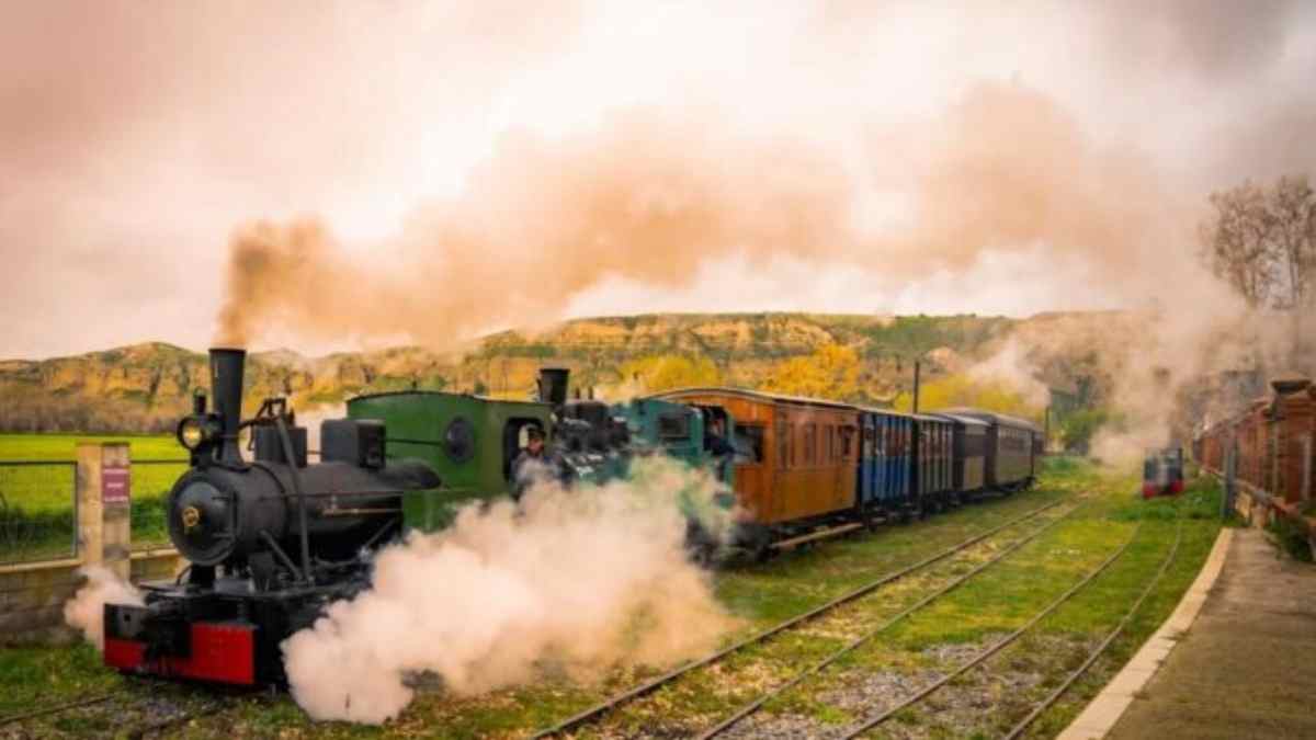 Tren histórico de vapor de los Reyes Magos circulando en Arganda del Rey.