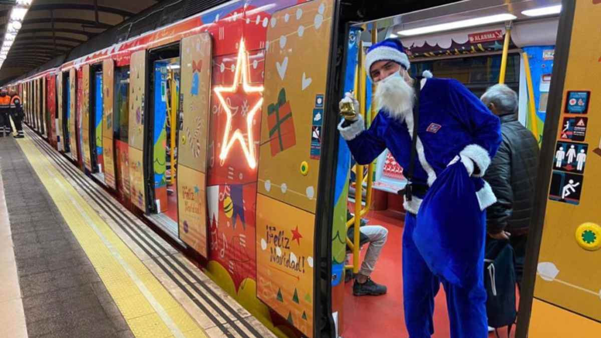 Tren de Metro de Madrid decorado por Navidad durante el servicio especial de Nochevieja.