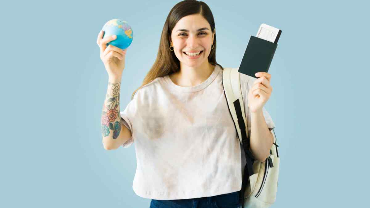 Trabajadora con pasaporte que ha desarrollado su carrera laboral en el extranjero y se informa sobre su jubilación.