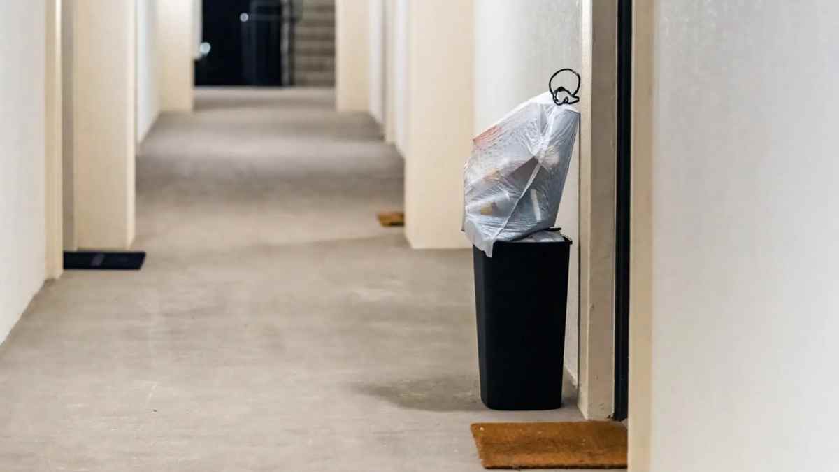 Bolsa de basura en el rellano de una comunidad de vecinos según la Ley de Propiedad Horizontal.