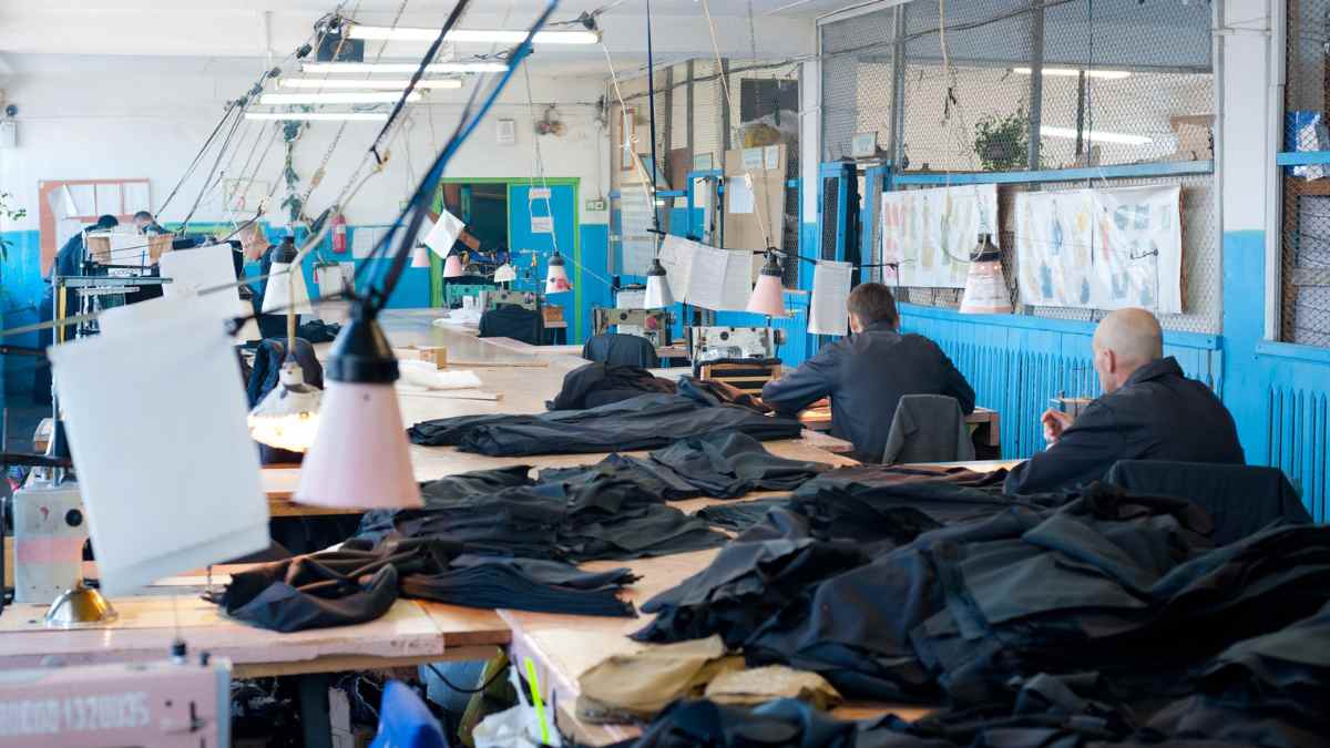 Presos trabajando en un taller textil dentro de una cárcel en España por un sueldo mensual.