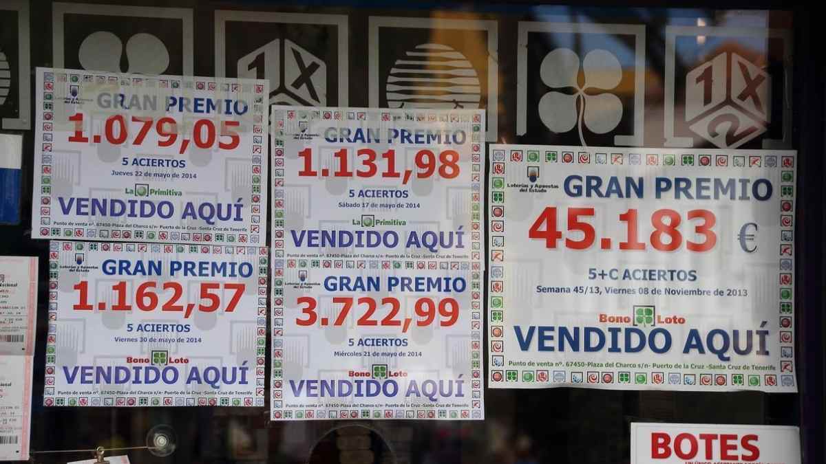 Carteles de premios de lotería vendidos en una administración, relacionados con cómo tributan en la declaración de la renta.