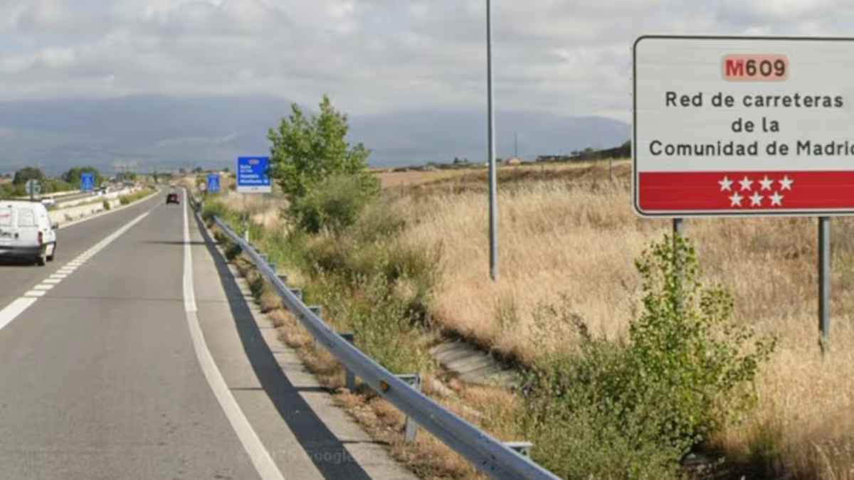 carretera m609 con señalización de la comunidad de madrid en colmenar viejo.