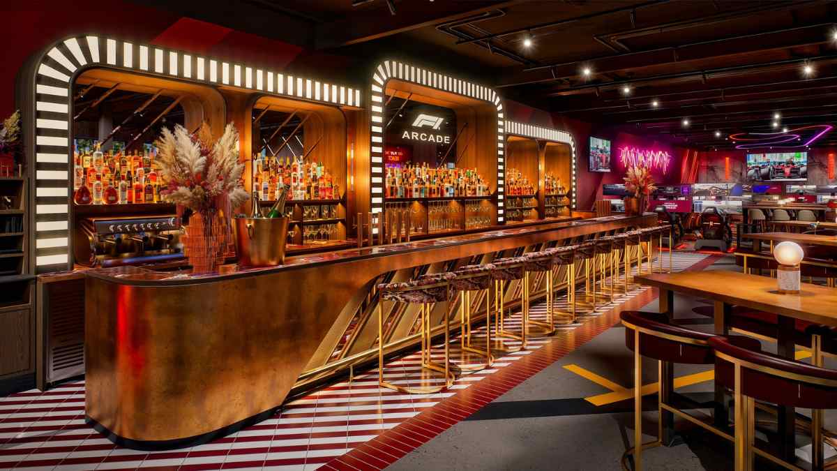 Barra principal de F1 Arcade en Madrid con decoración iluminada y ambiente inmersivo del nuevo espacio con 71 simuladores.