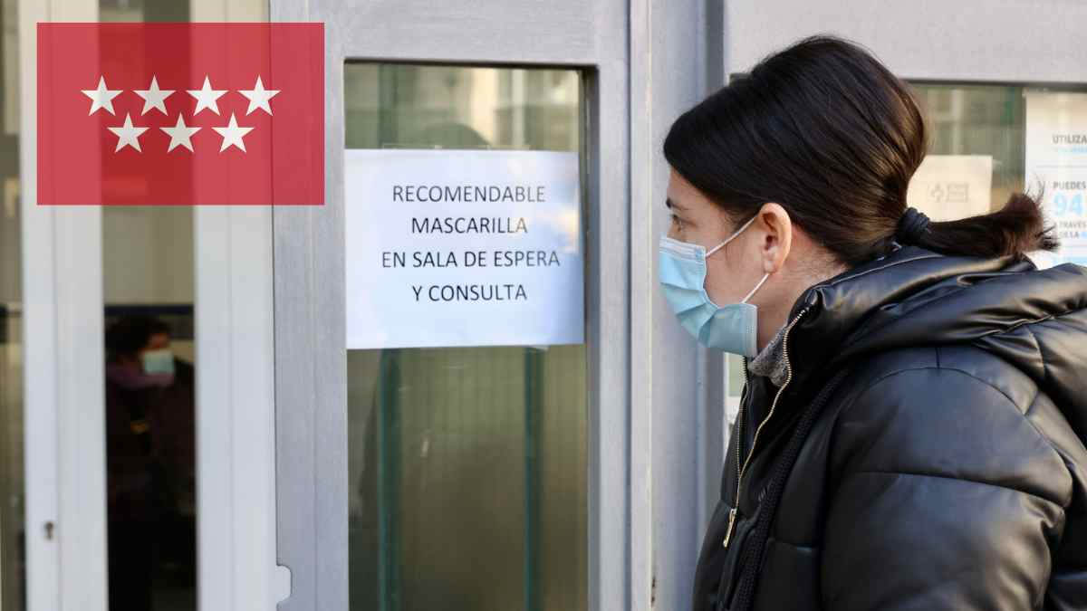 Mujer con mascarilla en un centro de salud de Madrid tras la recomendación por el aumento de casos de gripe.