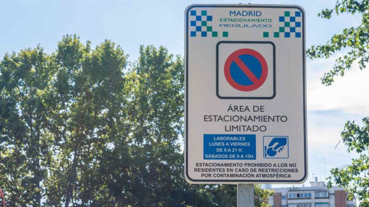 Señal del Servicio de Estacionamiento Regulado de Madrid con horarios y restricciones para residentes.