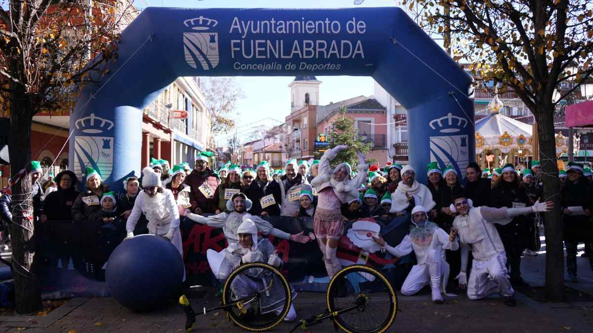 Participantes en la Marcha Quemapolvorones de Fuenlabrada durante la salida navideña.