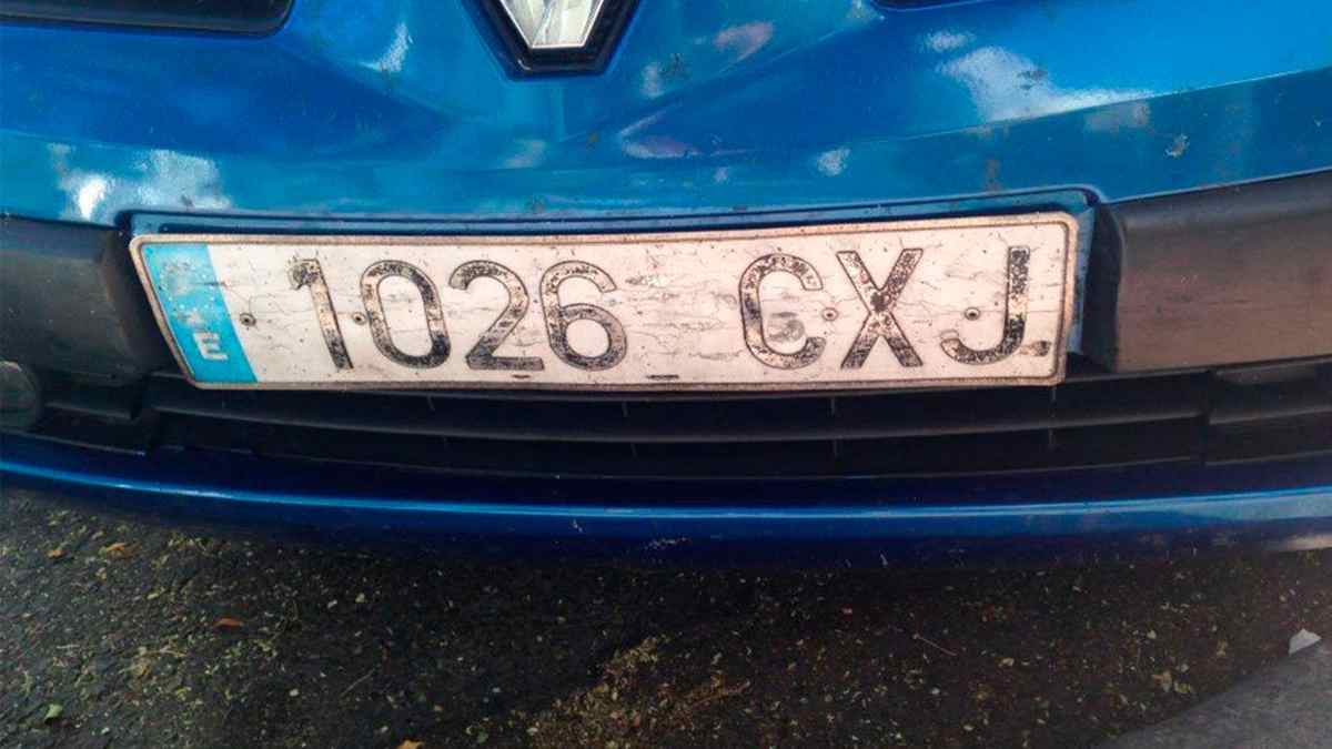 Matrícula sucia en un coche con riesgo de multa de tráfico