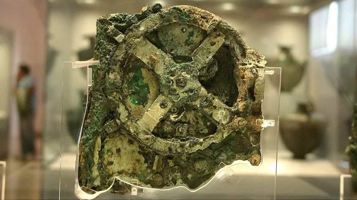 mecanismo de Anticitera fragmento original con engranajes antiguos.