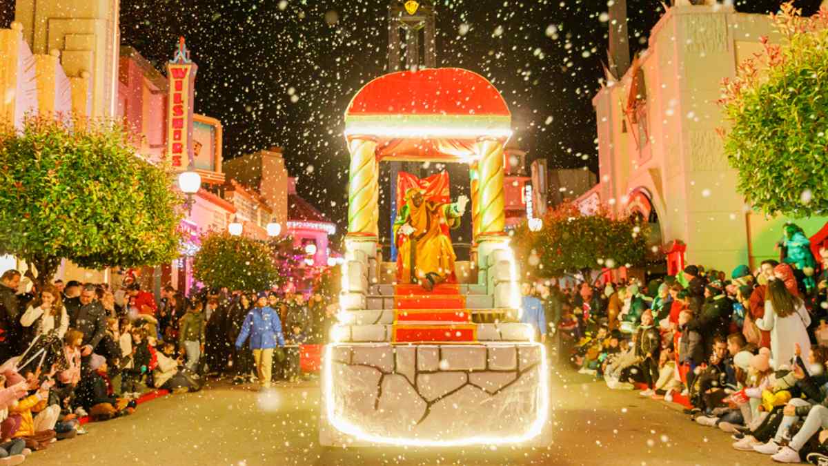 Cabalgata de Reyes en Parque Warner Madrid con Melchor, Gaspar y Baltasar ante el público
