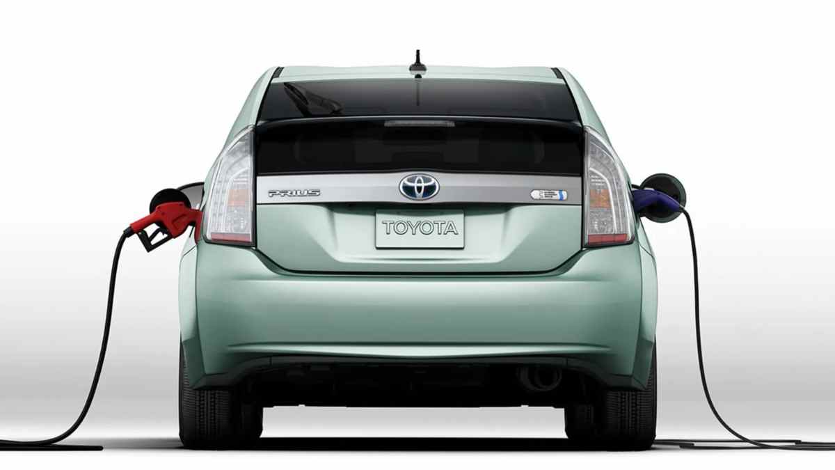 Coche híbrido repostando y cargando mientras la UE prepara el adiós a los híbridos.