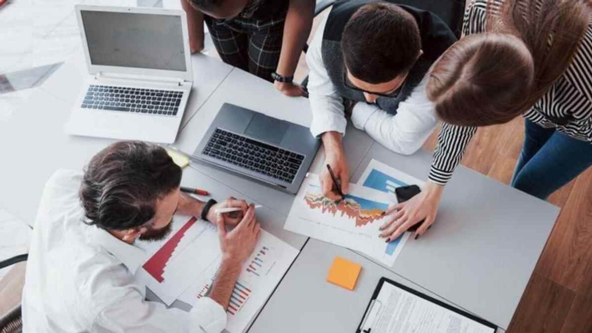 Equipo de trabajadores analizando salarios para detectar una posible discriminación salarial.