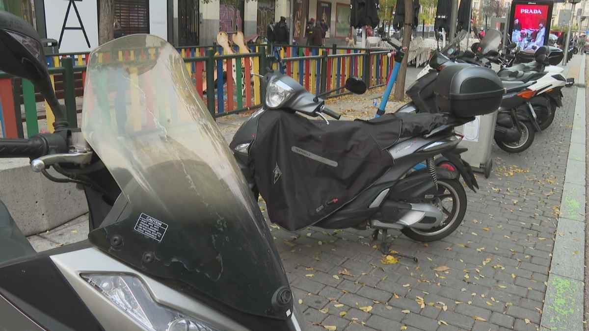 Motos sin etiqueta aparcadas en una calle de Madrid dentro de la zona de bajas emisiones.