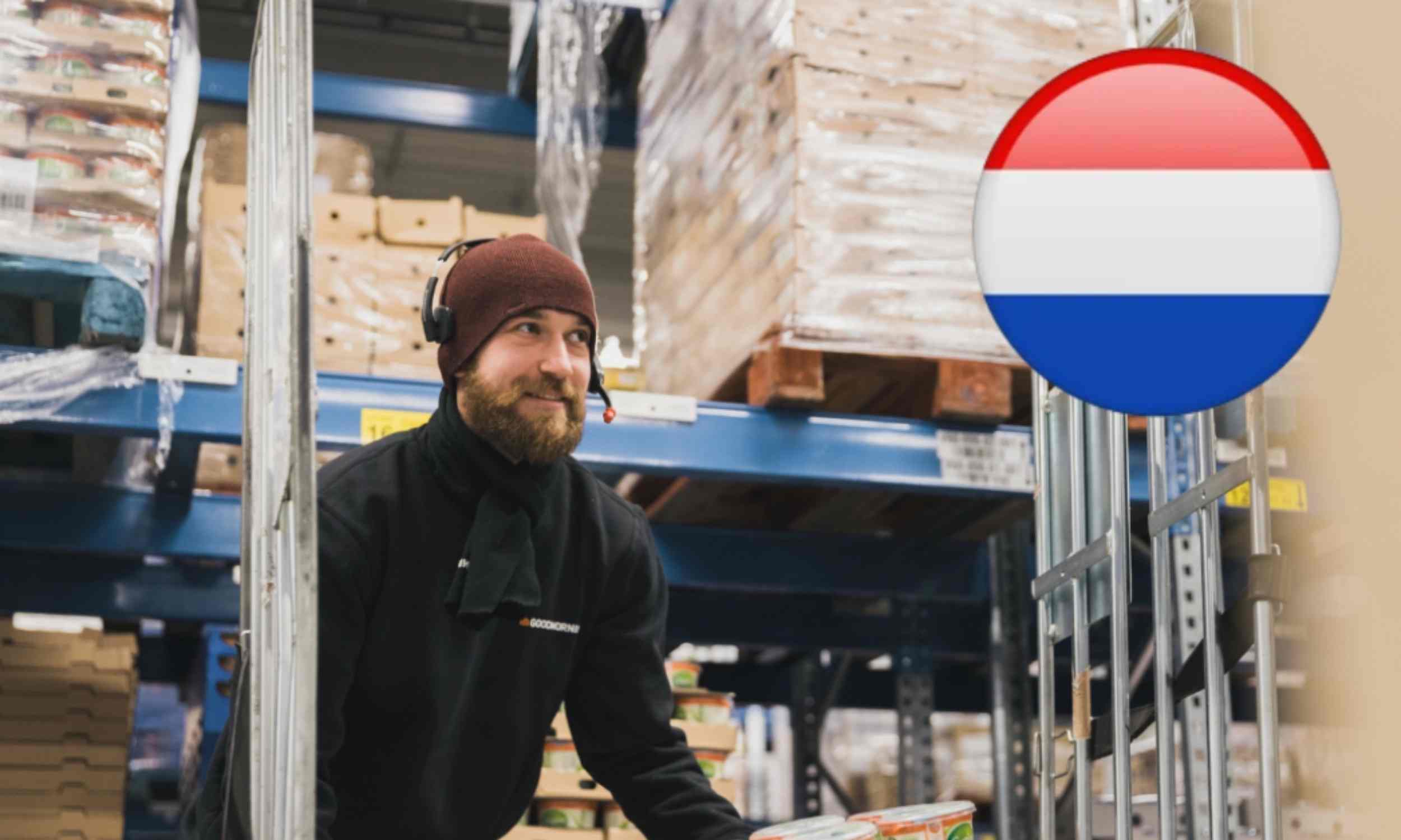 Mozo de almacén trabajando en un centro logístico en Holanda.