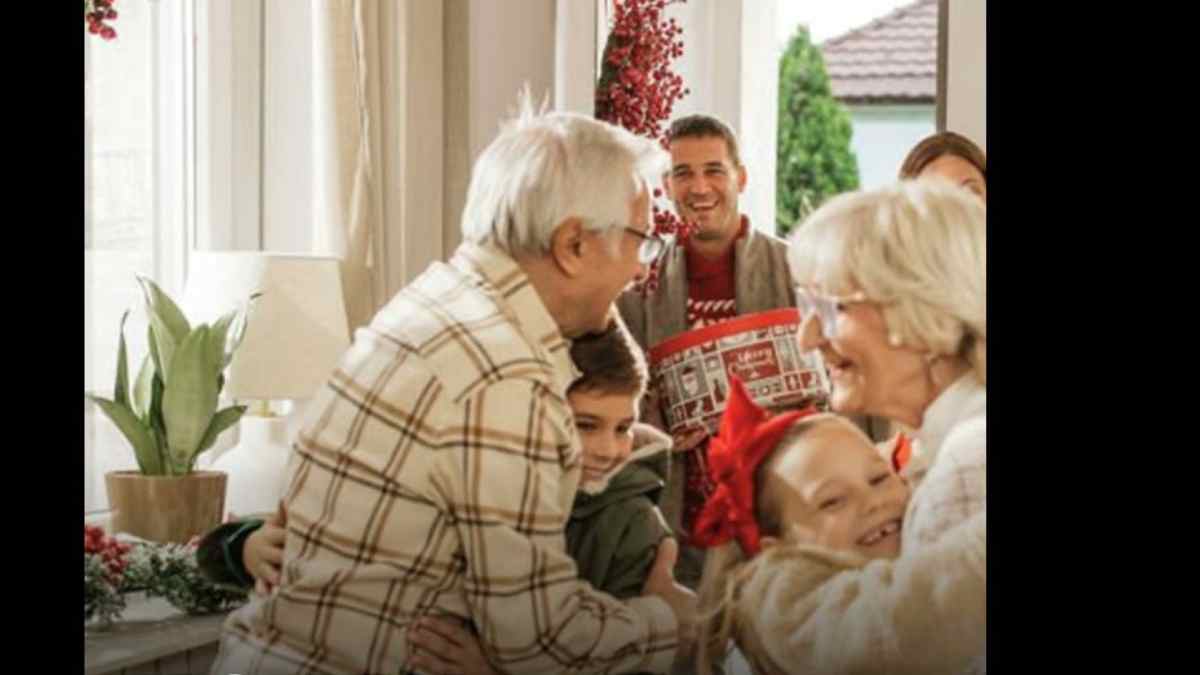 Familia reunida en Navidad acompañando a personas mayores que pasan las fiestas solas en un municipio de Madrid.
