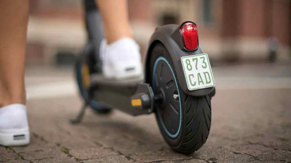 Patinete eléctrico con placa identificativa sin obligación de seguro ni matrícula en enero de 2026.