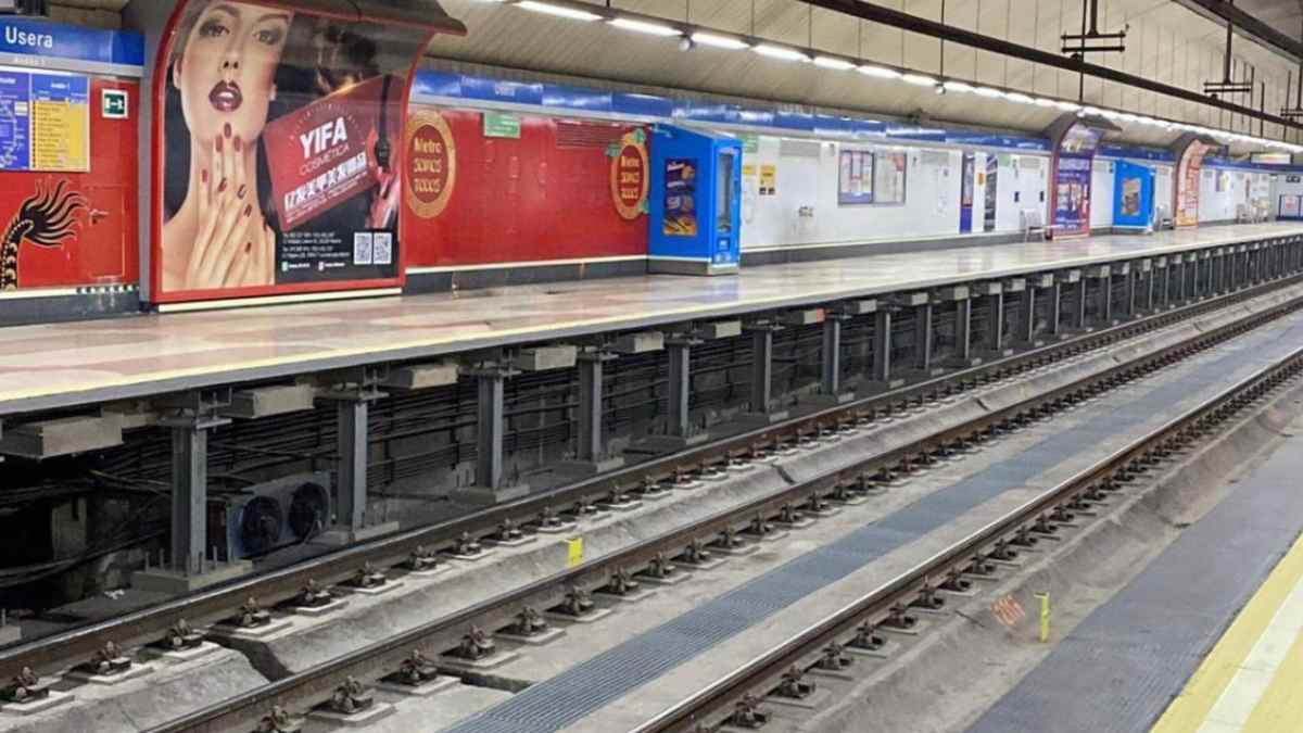 Andén de la Línea 6 de Metro de Madrid sin trenes por interrupción del servicio entre Carpetana y Plaza Elíptica.