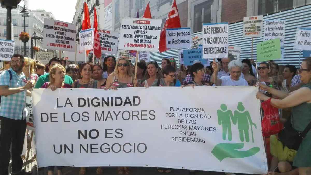 Protesta de Pladigmare reclamando dignidad y mejor atención en residencias de mayores en Madrid.
